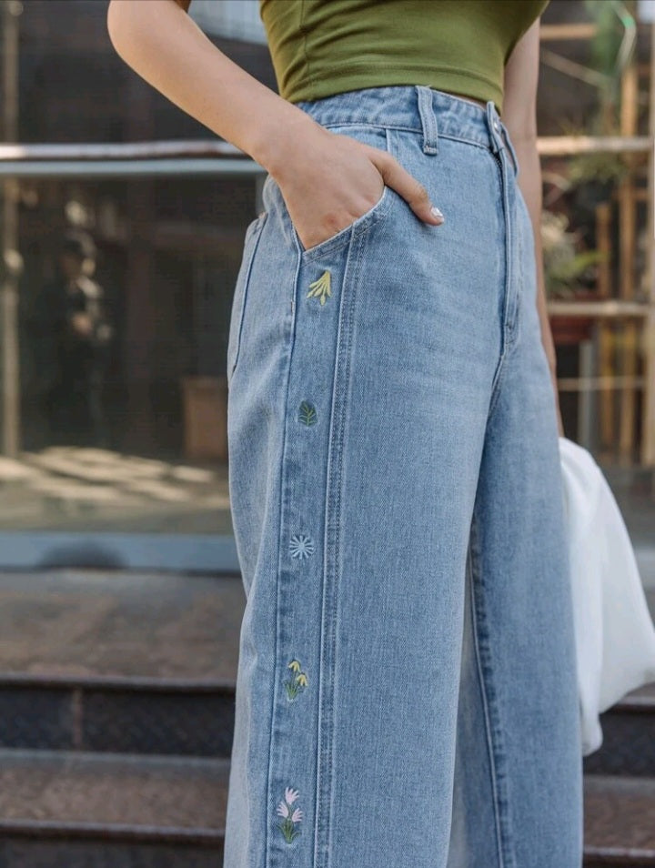 Jeans Rectos de Cintura Alta con Bordado Floral FK03